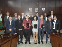 Câmara de Monlevade homenageia destaques culturais de 2018 em noite memorável