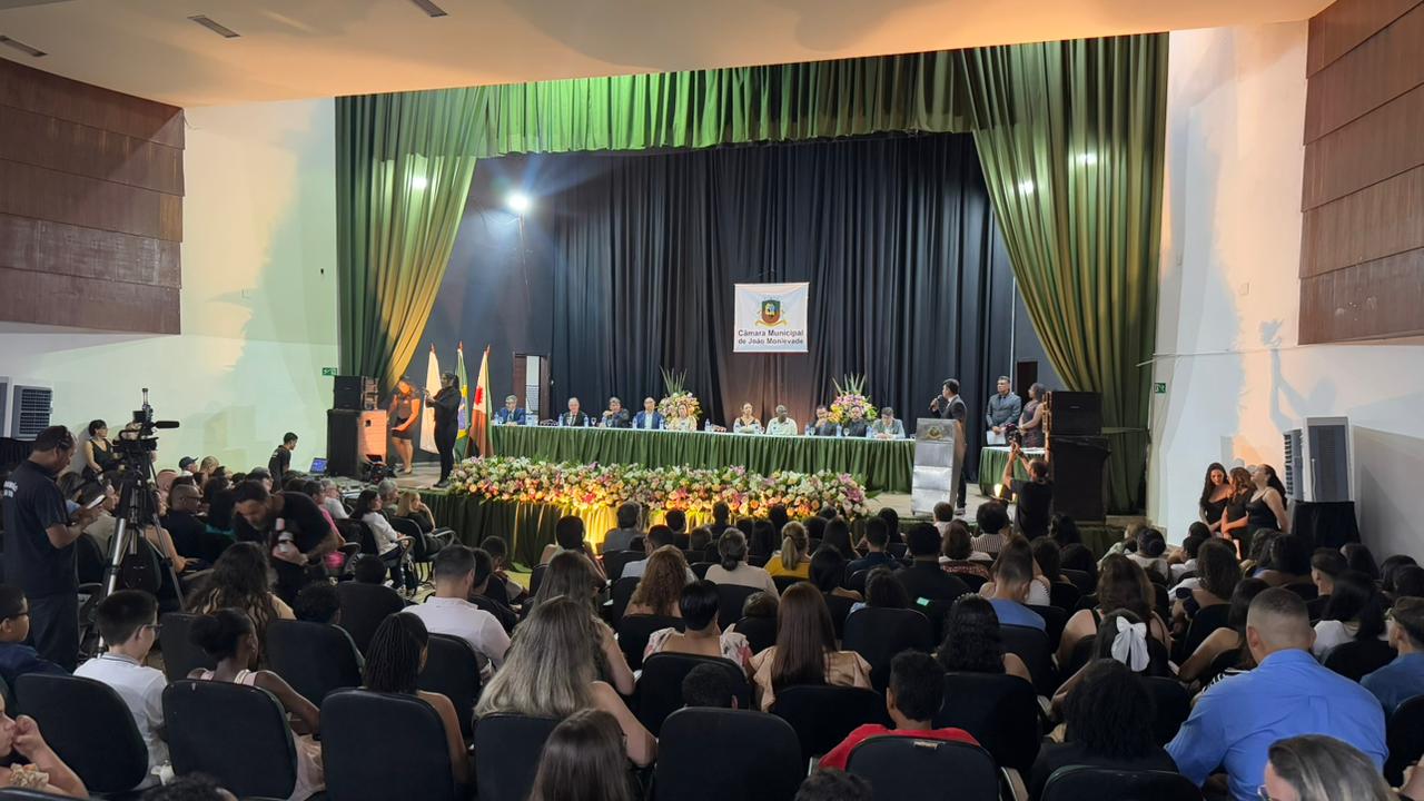 Alunos são homenageados em noite de celebração do Mérito Escolar 2025