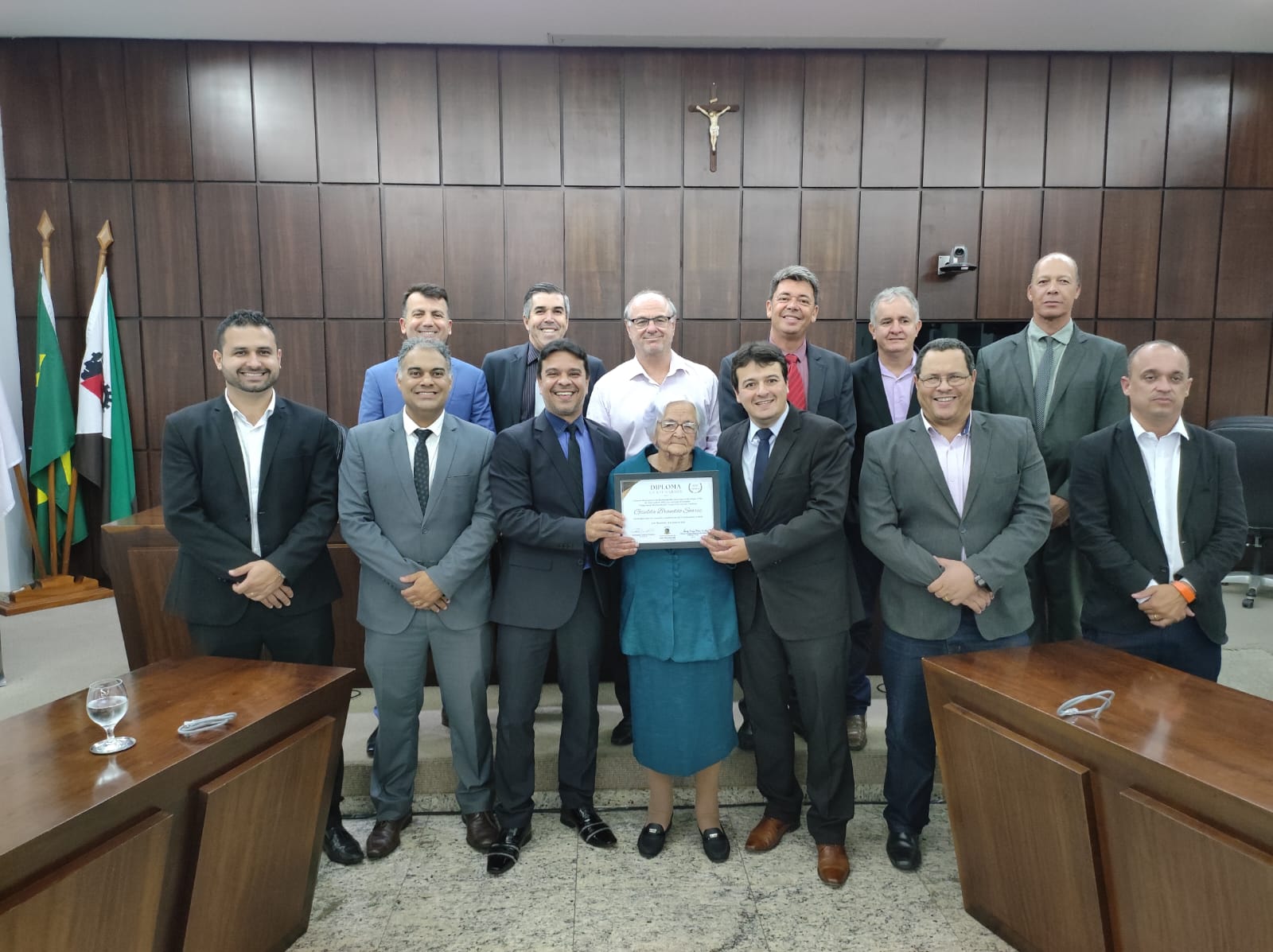 Câmara de João Monlevade presta homenagem a senhora de 100 anos de vida