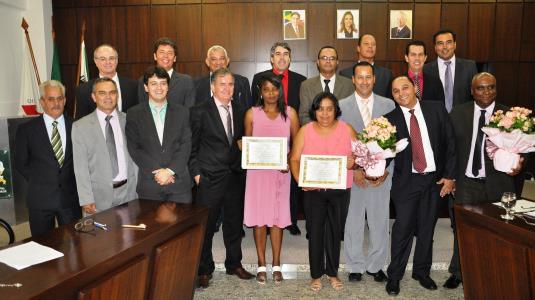 Câmara homenageia mulheres com entrega de diploma