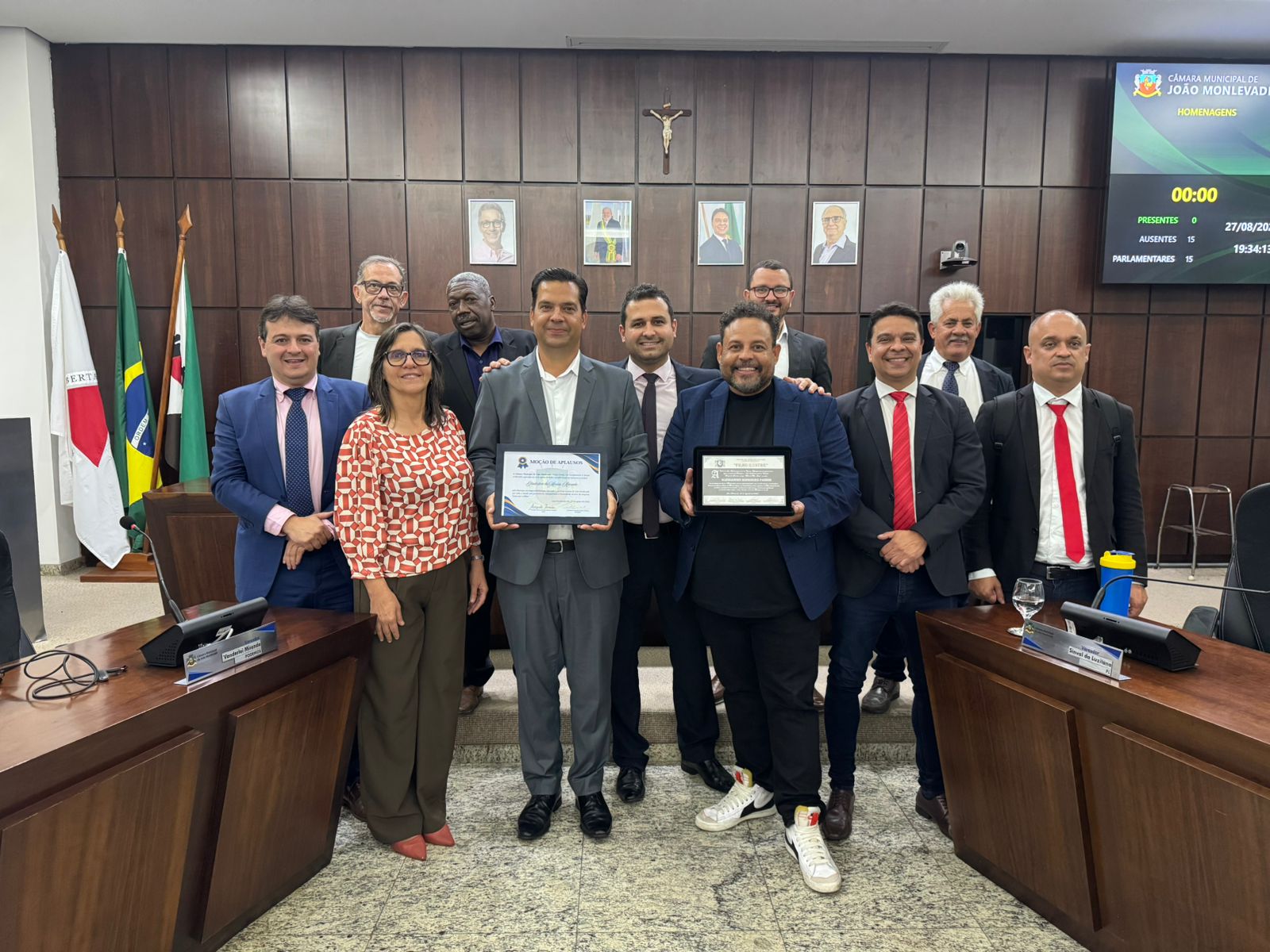 Alex Passos e Gladiston Azevedo recebem homenagem na Câmara Municipal