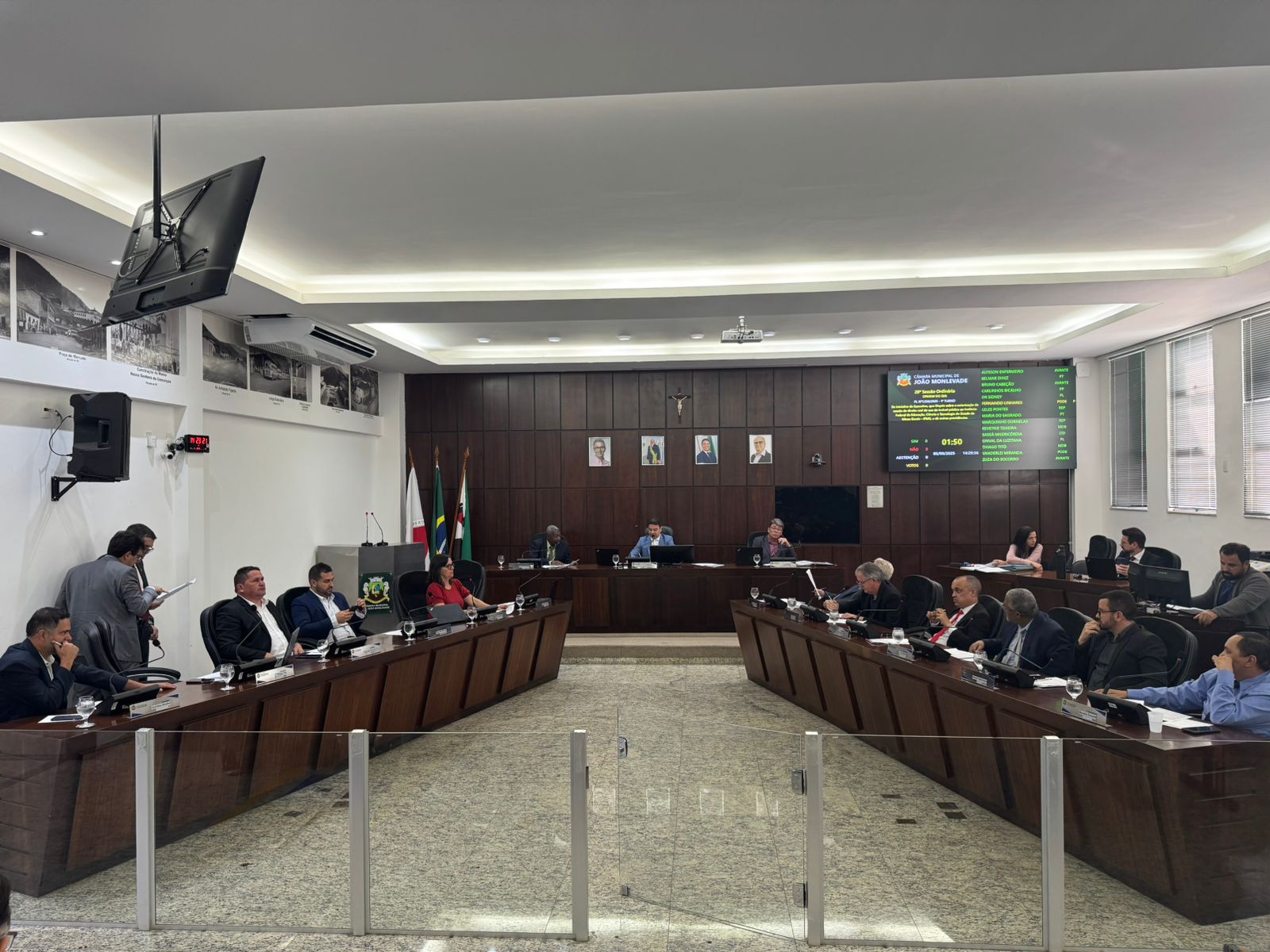 Câmara Municipal suspende votação de projetos em razão de pedido de vista e regime de urgência