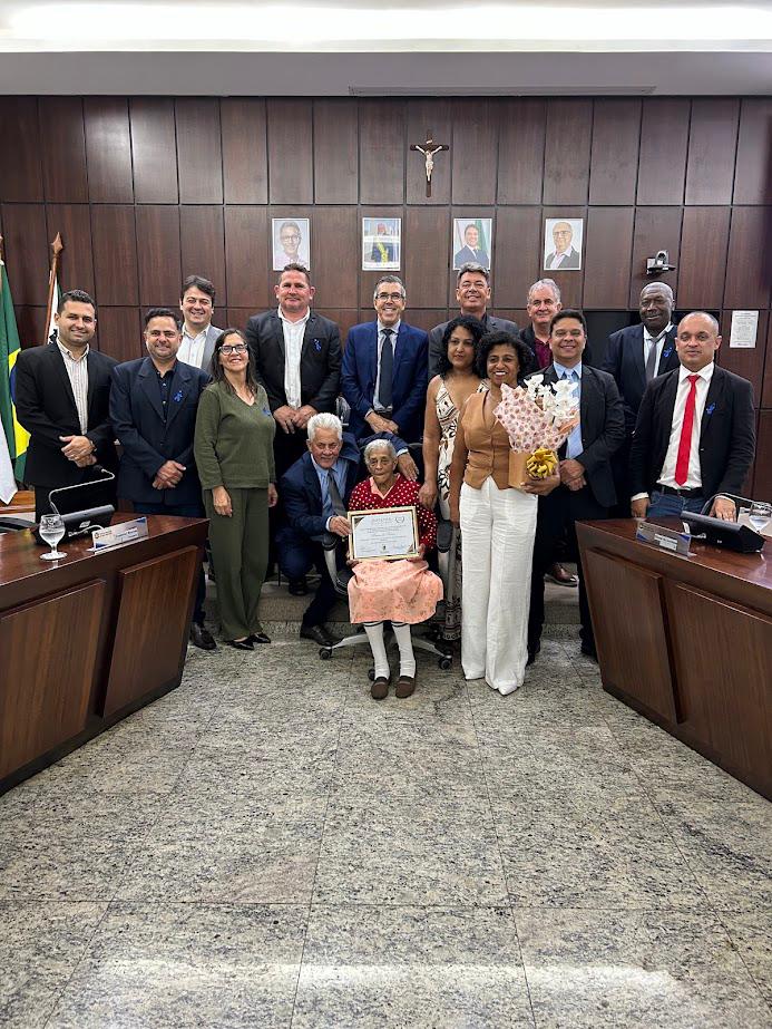 Dona Irene recebe o diploma de centenários na Câmara