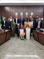 Dona Irene recebe o diploma de centenários na Câmara