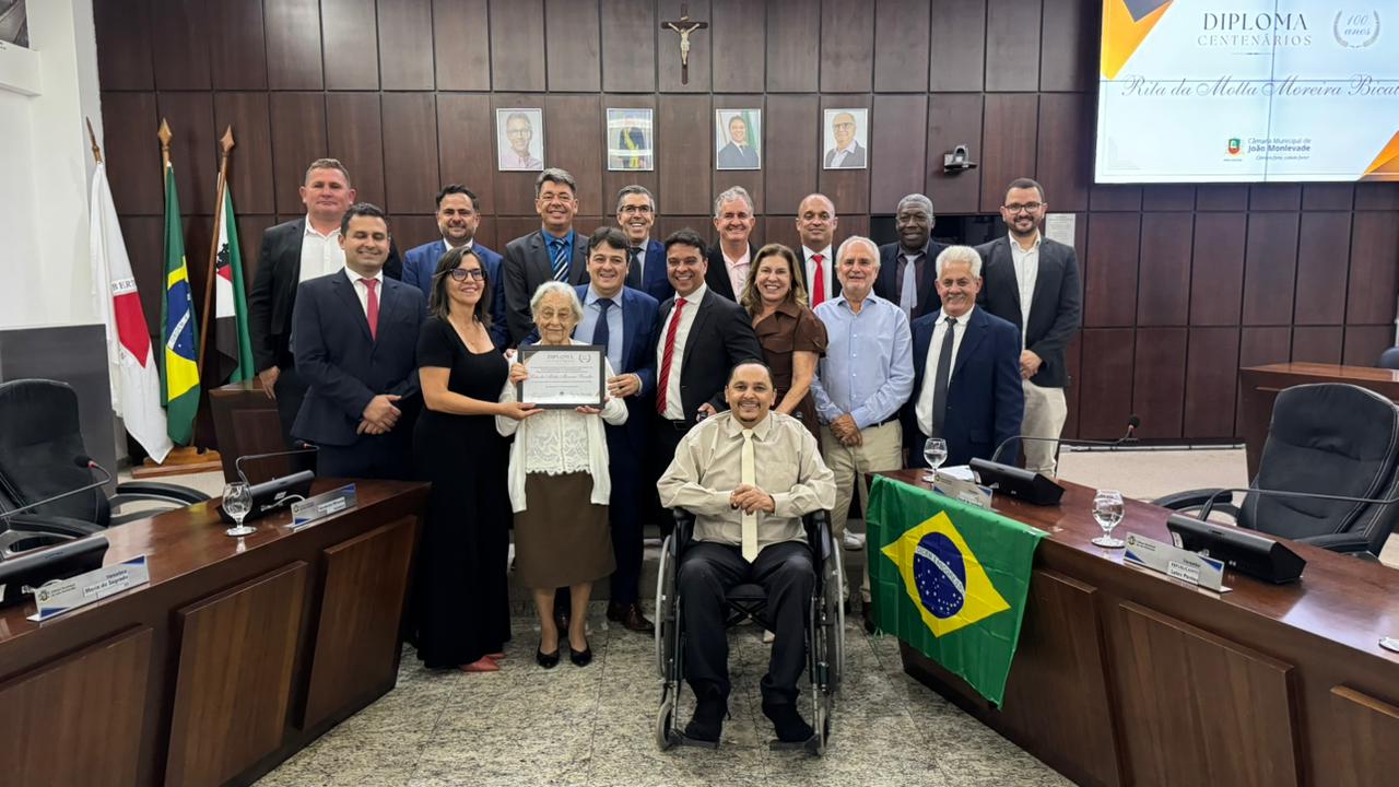 Dona Rita Moreira Bicalho recebe o Diploma Centenários na Câmara