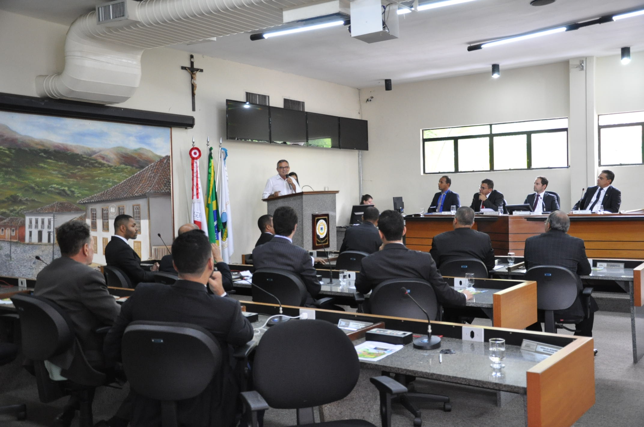 Presidente Djalma Bastos e gerente do Posto de Identificação utilizam tribuna em reunião da Câmara de Itabira